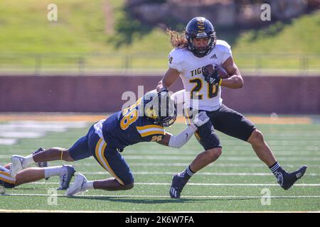 15 octobre 2022 : Ft Hays State University Tigers en arrière Adrian Soto (20) court avec le ballon comme University of Central Oklahoma Bronchos défensive Back Kyshon Murray Jr. (28) tente de faire l'attaque pendant le match de football NCAA entre les Tigers de l'Université d'État de fort Hayes et l'Université de Central Oklahoma Broncos Au stade Chad Richison à Edmond, OK. Ron Lane/CSM Banque D'Images