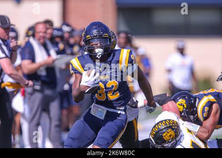 15 octobre 2022: Université de l'Oklahoma du Centre Bronchos en cours de course dos Antonio Smith Jr. (32) court avec le ballon pendant le match de football de la NCAA entre les Tigers de l'Université d'État de fort Hayes et l'Université des Broncos de l'Oklahoma du Centre au stade Chad Richison à Edmond, OK. Ron Lane/CSM Banque D'Images