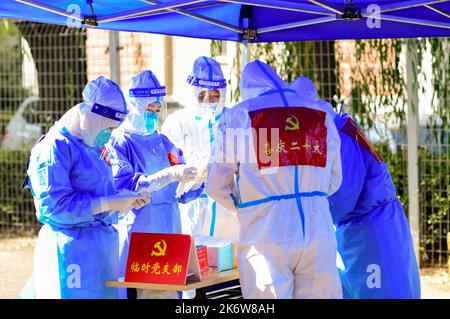 HOHHOT, CHINE - 16 OCTOBRE 2022 - le personnel médical prépare des échantillons pour les tests d'acides nucléiques à Hohhot, Mongolie intérieure, Chine, 16 octobre 2022. Banque D'Images