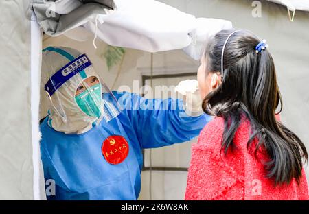 HOHHOT, CHINE - le 16 OCTOBRE 2022 - Un travailleur médical effectue des tests d'acide nucléique pour les résidents de Hohhot, en Mongolie intérieure, en Chine, le 16 octobre 2022. Banque D'Images