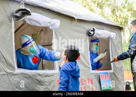 HOHHOT, CHINE - le 16 OCTOBRE 2022 - Un travailleur médical effectue des tests d'acide nucléique pour les résidents de Hohhot, en Mongolie intérieure, en Chine, le 16 octobre 2022. Banque D'Images