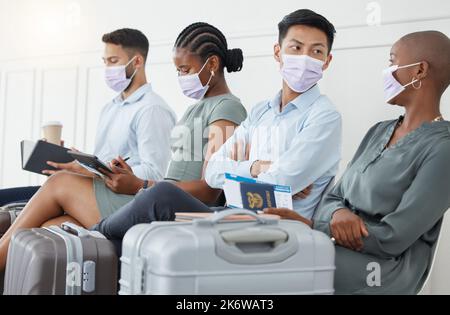 Covid, aéroport et groupe de personnes attendant ensemble avant de voyager, conformité pendant une pandémie. Règles de sécurité, de santé et de corona avec une foule diversifiée Banque D'Images