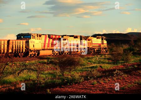 Hamersley Iron Ore GE DASH 9 locomotive avec calèches, Pilbara, nord-ouest de l'Australie Banque D'Images