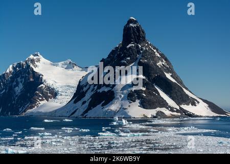 glace à brises flottant sur les eaux de l'approche nord du canal de lemaire (kodak gap, kodak alley) avec stand island et mt. lacroix. archipel de wilhelm. Banque D'Images