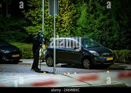 2022-10-16 03:07:47 DORDRECHT - enquête de police après un homme qui était dans une voiture sur Van Den Tempelstraat sur Van Oldenbarneveltplein a été tué dans une fusillade. Plusieurs trous de balle sont visibles dans la voiture de la victime. La victime est morte sur place. ANP MEDIATV **NOTE DE LA RÉDACTION: La plaque d'immatriculation a été rendue méconnaissable.** pays-bas Out - belgique Out crédit: ANP/Alay Live News Banque D'Images