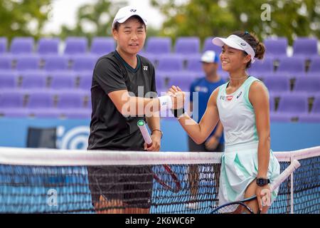 HUA HIN, THAÏLANDE - OCTOBRE 16: Zhuoxuan Bai de Chine est félicité par Hong Yi Cody Wong de Hong Kong après avoir remporté la finale à l'INDUSTRIE CAL-COMP & CCAU 4,0 ITF TENNIS TOUR 2022 à True Arena Hua Hin on 16 octobre 2022 à HUA HIN, THAÏLANDE (Photo de Peter van der Klooster/Alamy Live News) Credit: peter Van der Klooster/Alamy Live News Banque D'Images