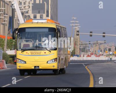 Vue sur FIFA 2022 bus-navette pour les fans de la FIFA pour le transport gratuit vers le stade dans tout à Doha, Qatar Banque D'Images