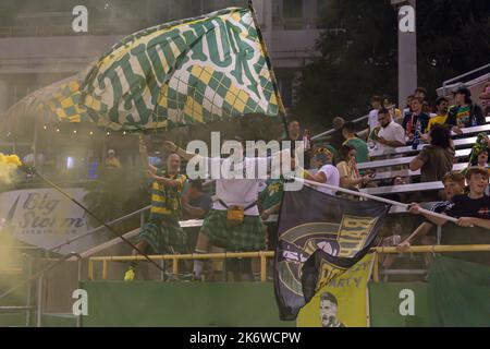 St. Petersburg, FL : la foule de Ralph, les supporters originaux des grandes trudies de Tampa Bay applaudissent à la victoire à la conclusion d'un match de football USL contre le Banque D'Images