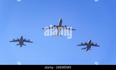 Des avions de soutien logistique volent ensemble dans les airs lors d'un défilé militaire en Espagne. Banque D'Images