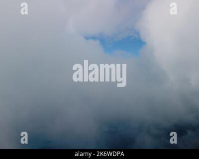 Vue aérienne.Le drone survole des nuages brumeux et moelleux.Soleil bleu ciel et brouillard marin.Résumé nature aérienne été océan coucher de soleil mer et ciel fond Banque D'Images