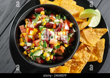 Trempette de cowboy biologique faite maison avec haricots et chips de maïs. Alimentation ductarienne, flexitaire, pescataire. Vue de dessus Banque D'Images