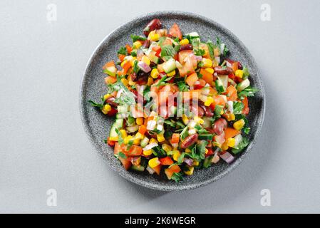 Salade du Texas ou caviar du Texas. Plat de légumes avec haricots et poivrons sur fond gris Banque D'Images