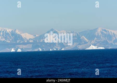 icebergs dans le sud de l'océan au large de la péninsule antarctique. antarctique Banque D'Images