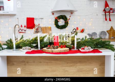 Sapin de Noël vert, décoré de boules, décorations de Noël, guirlandes jaunes. Décorations du nouvel an dans la cuisine. Nouvelle année. Décorations dans le Banque D'Images