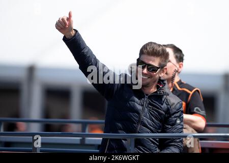 Phillip Island, Australie, 16 octobre 2022. Casey Stoner se démène vers la foule lors de la course Moto2 au MotoGP australien de 2022 sur le circuit de Phillip Island à 16 octobre 2022, sur l'île Phillip, en Australie. Crédit : Dave Helison/Speed Media/Alamy Live News Banque D'Images