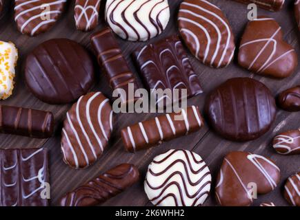 Composition verticale de biscuits aux pépites de chocolat de différentes formes et chocolats et grains de café ou grains de café, vue du dessus Banque D'Images