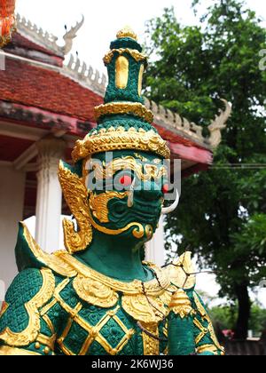 Le visage d'une garde de démon géant. Tête de la statue de géant, Bangkok, Thaïlande. 8th mai 2022. Banque D'Images