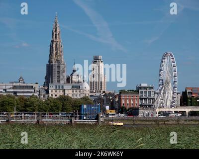 Anvers, Belgique, 24 juillet 2022, Paysage horizontal photo de l'horizon Anvers rive droite Banque D'Images