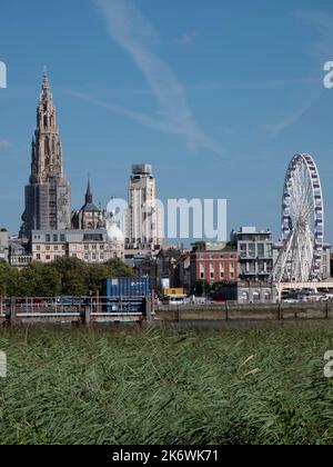 Anvers, Belgique, 24 juillet 2022, Paysage vertical photo de la rive droite de l'horizon d'Anvers Banque D'Images