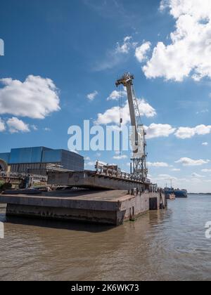 Grue flottante pour soulever des navires industriels lourds sur des terres sèches Banque D'Images