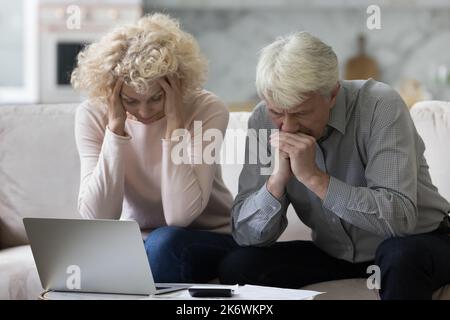 Le couple se sent désespéré en raison de taux élevés ou de taxes impayées Banque D'Images