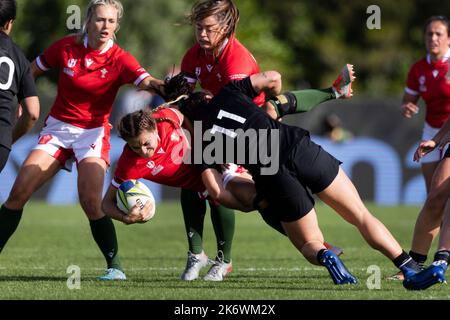 Au pays de Galles, Jasmine Joyce est affrontée par Portia Woodman, de Nouvelle-Zélande, lors du match de la coupe du monde de rugby pour femmes, Au stade Waitakere, à Auckland, en Nouvelle-Zélande. Date de la photo: Dimanche 16 octobre 2022. Banque D'Images