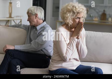 Un couple plus âgé s'assoit dans le canapé se sent insatisfait des relations Banque D'Images