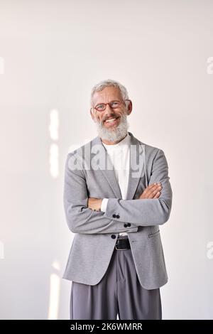 Souriant mature homme d'affaires plus âgé isolé sur un portrait vertical blanc. Banque D'Images