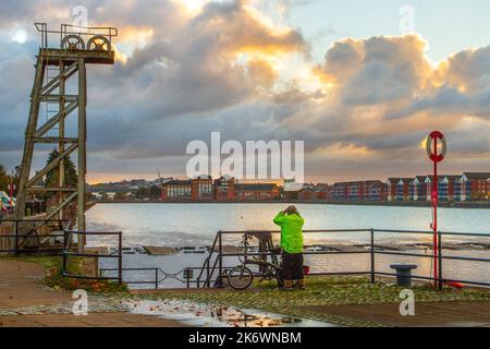 Riversway Preston Lancashire. Météo au Royaume-Uni ; octobre 2022. 10c dans le soleil du nord-ouest et des averses abruptes tandis que le soleil s'élève au-dessus de docklands Marina. Une brise avec beaucoup de sorts ensoleillés et quelques douches isolées. Tournant de plus en plus sec et ensoleillé dans l'après-midi, avec l'apaisement des vents. Navigation Way, Riversway Preston. Crédit : MediaWorldImages/AlamyLiveNews Banque D'Images