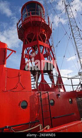 Un phare rouge sur un vaisseau lumineux ou un vaisseau lumineux. Situé: Harlingen, pays-Bas Banque D'Images