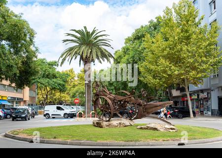 Manacor, Espagne; septembre 24 2022: Calèche antique en bois exposé dans un cercle de circulation, dans le centre urbain de Manacor, île de Majorque, Espagne Banque D'Images