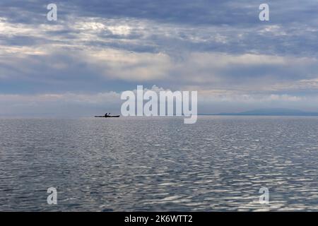 Kayak de mer pagayant après le coucher du soleil près de punat sur l'île de krk, croatie Banque D'Images