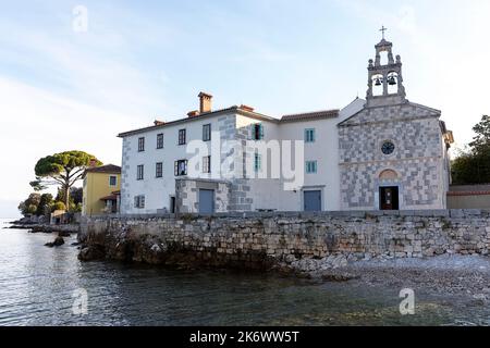 Magnifique monastère franciscain de moines tertiaires glagolitiques et église Saint-Laurent Marie dans le village de glavotok sur l'île de Krk, croatie Banque D'Images