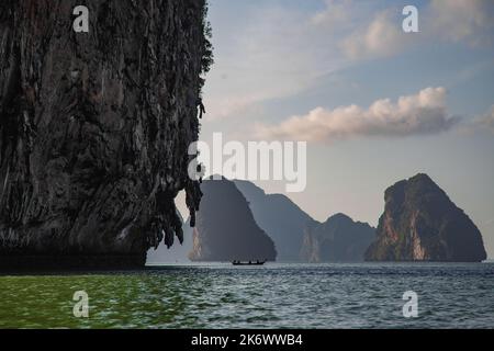 Vue sur la baie de Phang Nga depuis le bateau, Thaïlande Banque D'Images