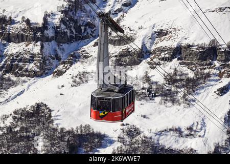 Leukerbad, Suisse - 12 février 2022 : le téléphérique du torrent Bahnen atteint son terminal dans la station de ski de Leukerbad, dans les alpes suisses, sur une période ensoleillée Banque D'Images