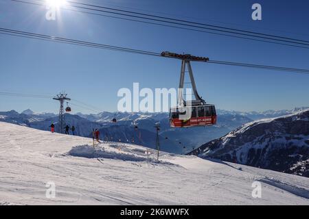 Leukerbad, Suisse - 12 février 2022 : le téléphérique du torrent Bahnen atteint son terminal dans la station de ski de Leukerbad, dans les alpes suisses, sur une période ensoleillée Banque D'Images