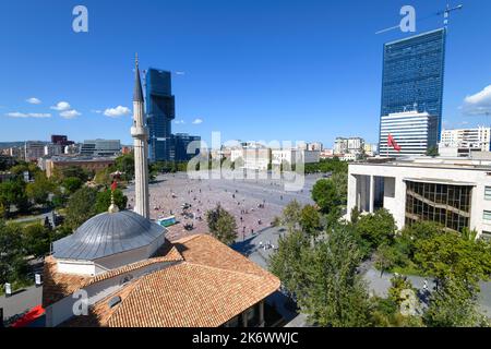 Place Skanderbeg à Tirana, Albanie. la place principale de Tirana a été récemment rénovée pour une utilisation piétonne. Vieux de nouveaux bâtiments ensemble. Sheshi Skënderbej. Banque D'Images