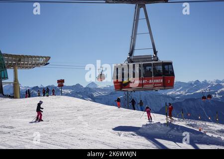 Leukerbad, Suisse - 12 février 2022 : le téléphérique du torrent Bahnen atteint son terminal dans la station de ski de Leukerbad, dans les alpes suisses, sur une période ensoleillée Banque D'Images