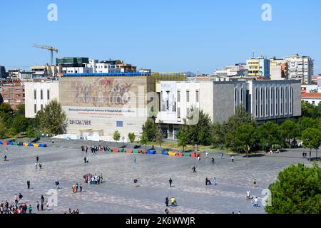 Musée national d'histoire de l'Albanie situé sur la place Skanderbeg à Tirana, en Albanie. Scafoldings pour la restauration de la mosaïque les Albanais. Banque D'Images