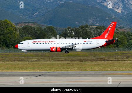 Albawings Boeing 737 à l'aéroport de Tirana en Albanie. Avion d'Albawings enregistré sous le nom de ZA-ALB. Atterrissage de l'avion 737-400 à Tirana. Banque D'Images