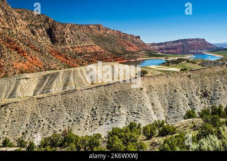 Grès Navajo au-dessus des formations de Chinle et Moenkopi, falaises au-dessus du canyon de Sheep Creek, baie de Sheep Creek au réservoir de Flaming gorge à Dist, Utah, États-Unis Banque D'Images