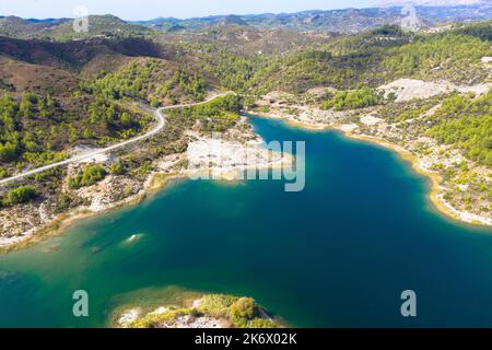 Vue aérienne du barrage de Gadouras. Résoudre les problèmes importants et cruciaux d'approvisionnement en eau. Île de Rhodes, Grèce. Banque D'Images