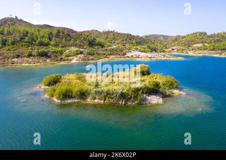 Vue aérienne du barrage de Gadouras. Résoudre les problèmes importants et cruciaux d'approvisionnement en eau. Île de Rhodes, Grèce. Banque D'Images