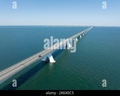 Pont de Zeelandbridge à l'infini dans la vue aérienne de drone de distance. Partie de Delta fonctionne. Infrastructure néerlandaise holland Zeeland. Livraison du transport Banque D'Images
