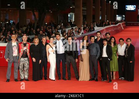 Rome, Italie. 15th octobre 2022. Une troupe de 'Rapiniamo il Duce' assiste au tapis rouge à l'ouverture du Festival du film de Rome à l'Auditorium Parco della Musica. Crédit : SOPA Images Limited/Alamy Live News Banque D'Images