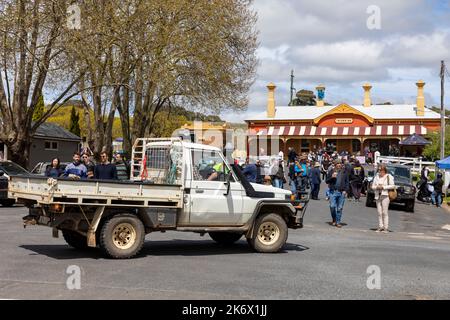 Village du patrimoine de Millthorpe en Nouvelle-Galles du Sud, 2011 passes Toyota Landcruiser par la gare de Millthorpe classée au patrimoine, spectacle de vélo, Nouvelle-Galles du Sud, Australie Banque D'Images