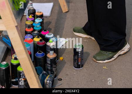 Ensemble de boîtes de peinture en aérosol utilisées au festival du graffiti d'été Banque D'Images