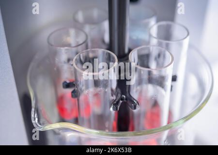 Gros plan : testeur automatique de désintégration de tablette - concept d'équipement de laboratoire Banque D'Images