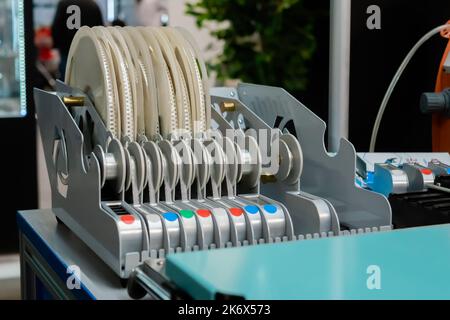 Bobines avec différents composants électroniques, faisant partie de la machine de ramassage et de placement Banque D'Images