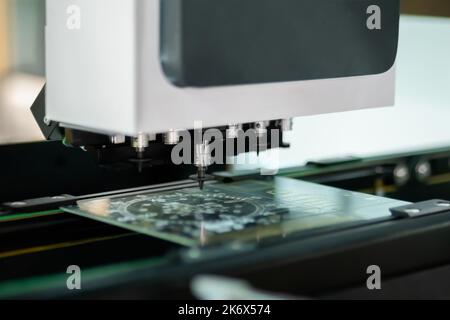 Sélection et positionnement automatiques de la carte électronique d'assemblage de la machine Banque D'Images